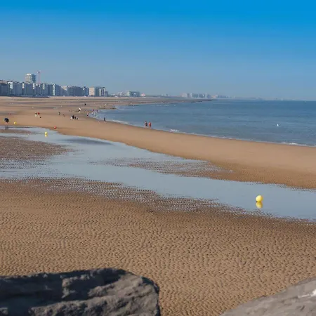 公寓 Zeestation With Parking By Interhome